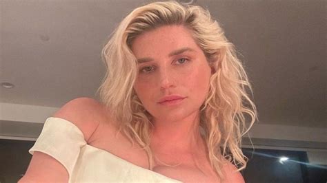 kesha nude|Kesha Shares Daring Nude Photos of Herself Eating a Salad, in Bed